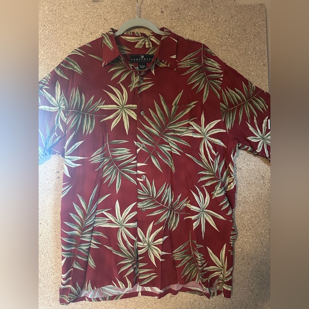 Consensus Burgundy Leaf Print Men's Size Large Button Up Shirt